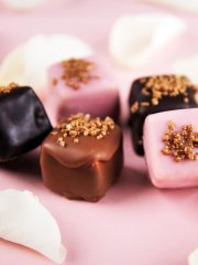 Holdsworth Strawberry and Marc De Champagne Truffles 115g